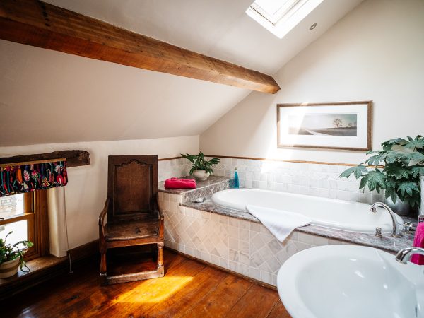 Bay Horse Farm Holiday Cottages House bathroom and 3 ensuite bathrooms