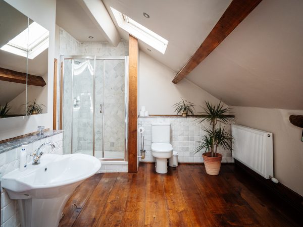 Bay Horse Farm Holiday Cottages House bathroom and 3 ensuite bathrooms