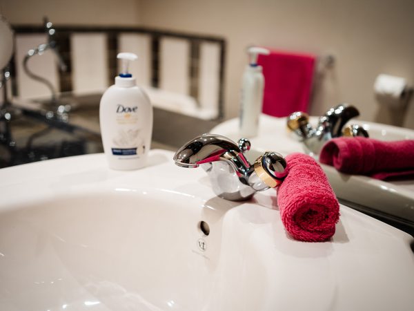 Bay Horse Farm Holiday Cottages House bathroom and 3 ensuite bathrooms